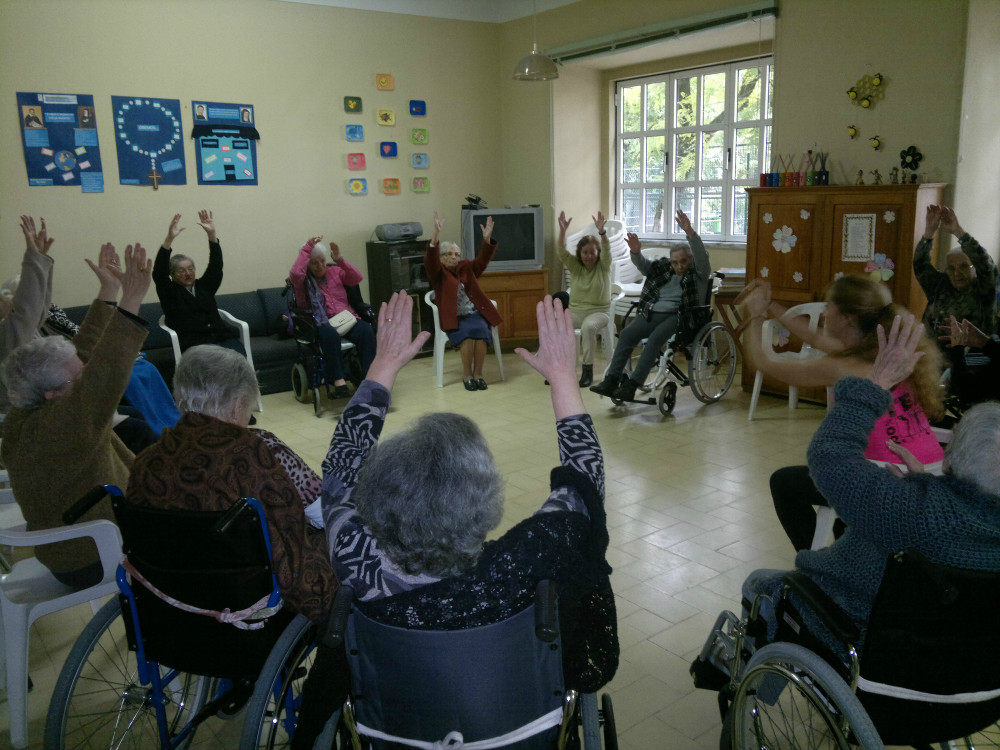 A Sorriso Solidário leva aulas de ginastica aos idosos das Casas São Vicente Paulo